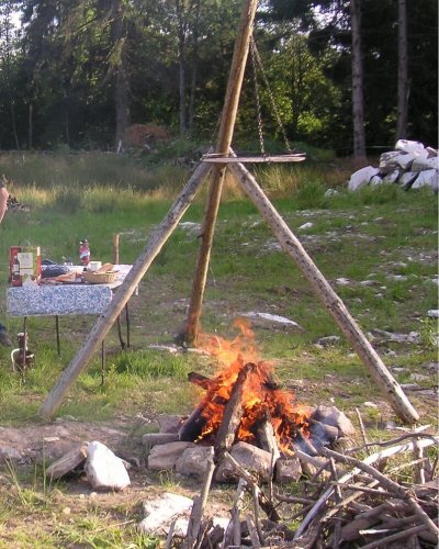 Grillfeuer am Weiher